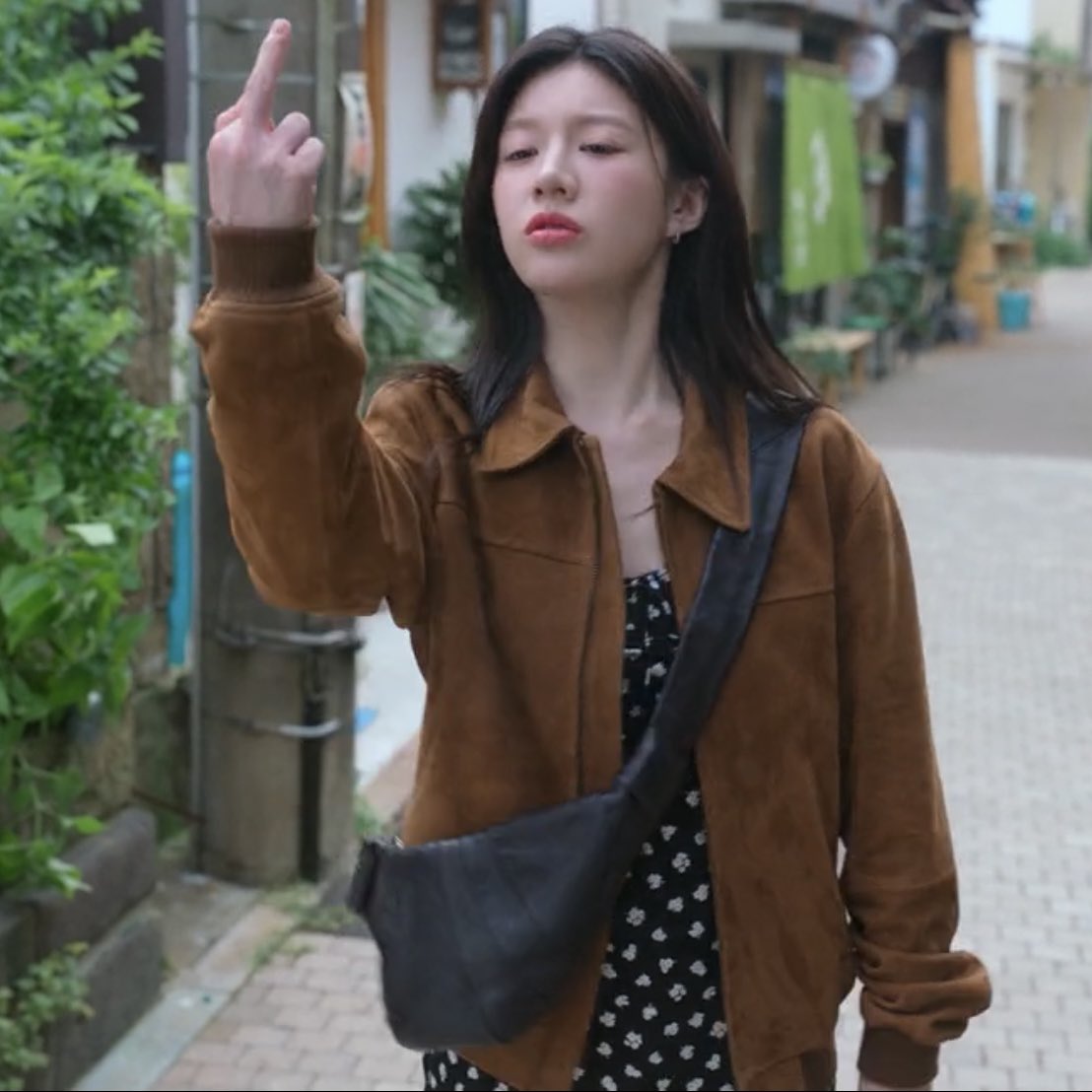 hoshiemay's tweet image. SHE IS BACK AND IS FIERCER THAN EVER 🖕🏼