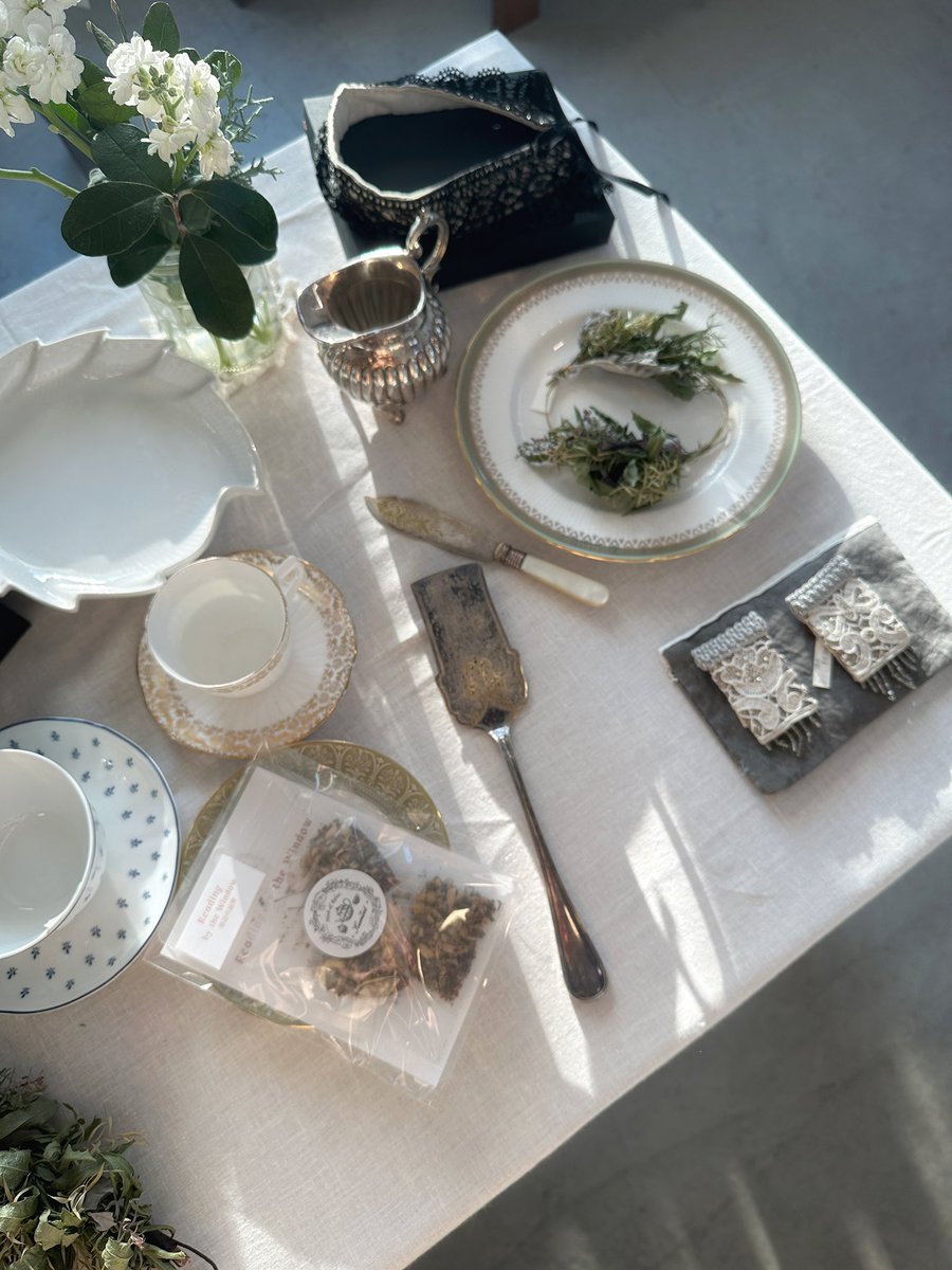 "6月のギャラリー"企画「冬の庭から」
本日初日を迎えました✨

足を運んでくださった皆さま、ありがとうございました💓

オープンから途切れなくいらしてくださり、嬉しいスタートとなりました。

明日も4人でお待ちしています。
鎌倉散策も兼ねて、ぜひお立ち寄りください🤗