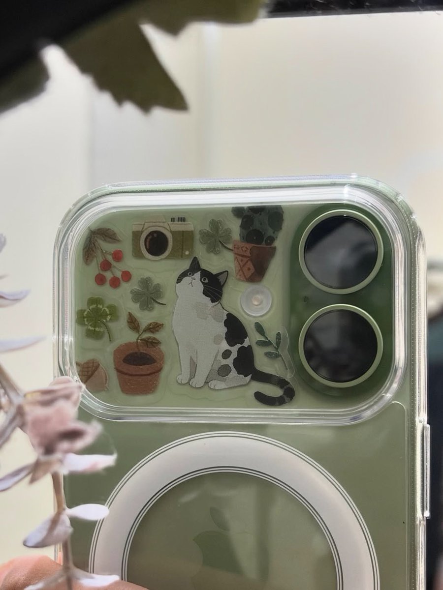 mrtechsense's tweet image. You can just use the iPhone 17 Pro’s case on the base 17 and make it look more aesthetic.