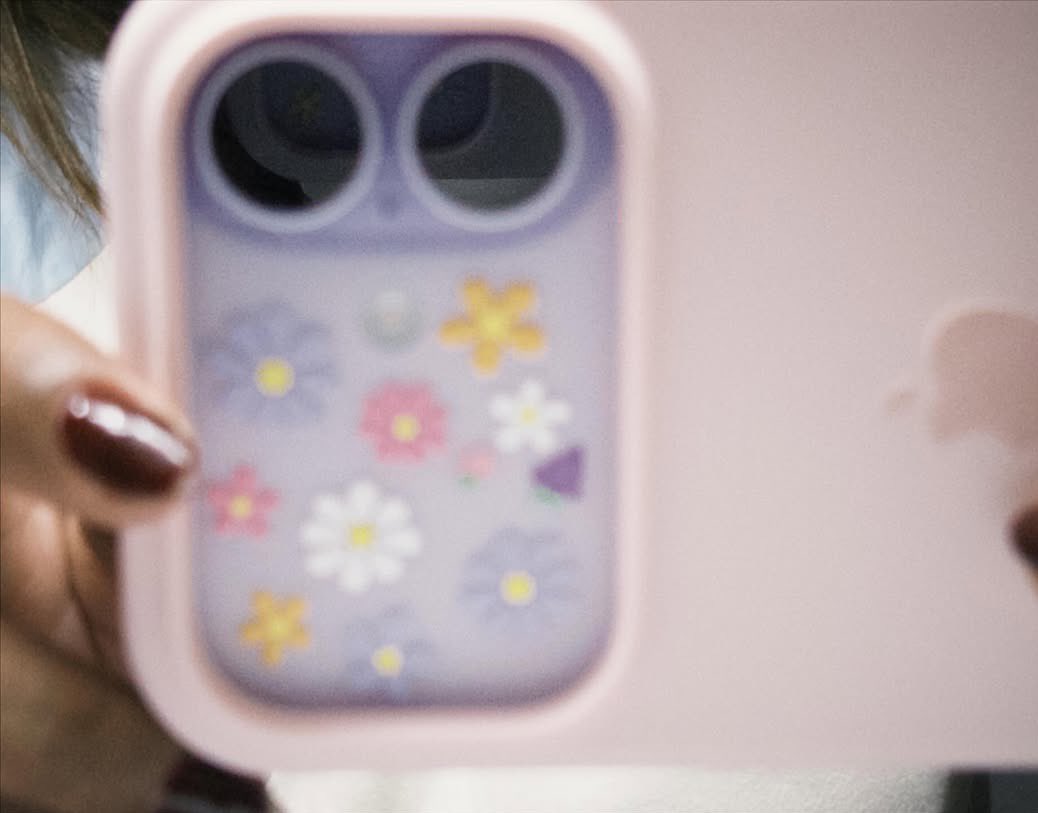 mrtechsense's tweet image. You can just use the iPhone 17 Pro’s case on the base 17 and make it look more aesthetic.