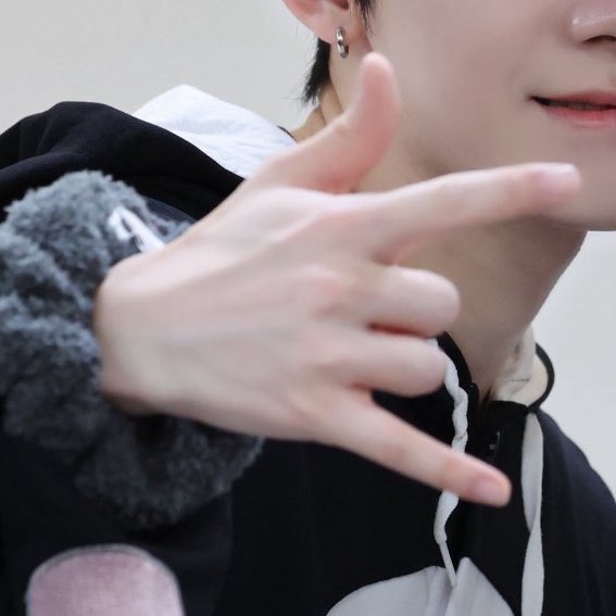 qkrhand's tweet image. #박한 his hands are so pretty