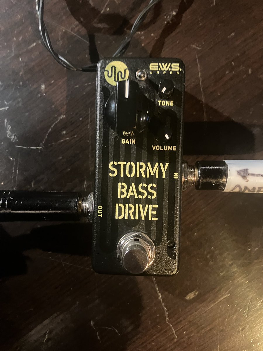 本日は佐賀市ライブバー雷神でのセッション。
今日はこの子をお借りしてガチ歪みでいきやす。
てかこの子ブースター的な扱いしても面白そうな音でした。