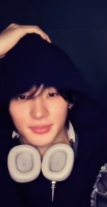 흑발에 후집 헤드셋 앤티니토니력 필승 장착한
이찬영 얼굴은 와…………………………