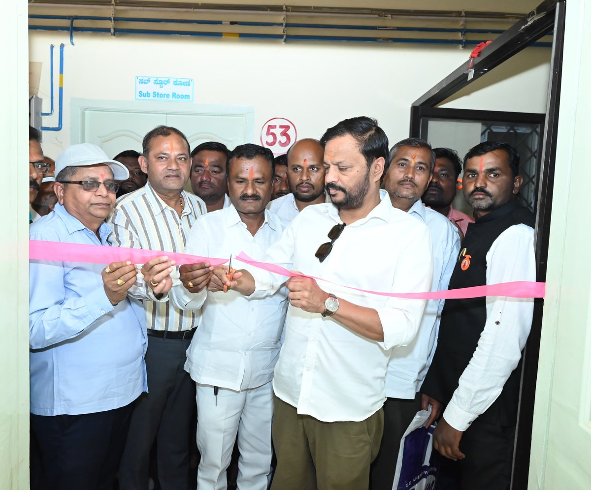 MLCvijaysingh's tweet photo. ಇಂದು ಜಗದ್ಗುರು ಪರಮ ಪೂಜ್ಯ ಶ್ರೀ ರಮಾನಂದಚಾರ್ಯ ನರೇಂದ್ರಚಾರ್ಯ ಮಹಾರಾಜ ಅವರ ಭಕ್ತರಿಂದ #ಬಸವಕಲ್ಯಾಣ ತಾಲೂಕು ಆಸ್ಪತ್ರೆಯಲ್ಲಿ ರಕ್ತ ದಾನ ಶಿಬಿರ ಹಮ್ಮಿಕೊಂಡಿರುವ ನಿಮಿತ್ತ ಅತಿಥಿಯಾಗಿ ಭಾಗವಹಿಸಿ ಮಾತನಾಡಿದೆ.ಈ ವೇಳೆ ಅವರ ಭಕ್ತರು ಸೇರಿದಂತೆ ವೈದ್ಯರು ಉಪಸ್ಥಿತರಿದ್ದರು.

#Basavakalyan #Bidar @DKShivakumar @siddaramaiah @rssurjewala