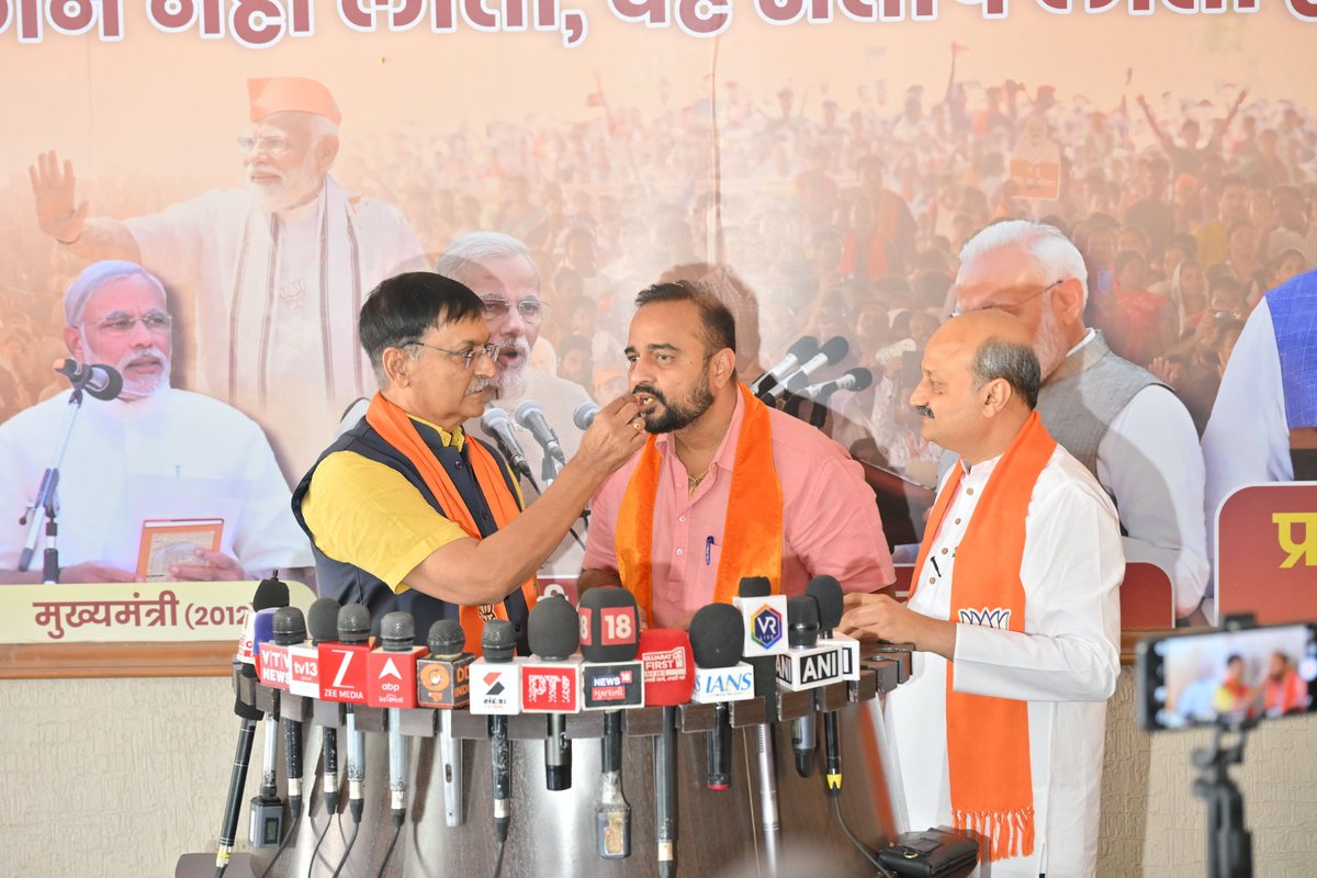 Ashishdavebjp's tweet photo. વિકાસની રાજનીતિનો વિજય: મહારાષ્ટ્રમાં ખીલ્યું 'કમળ'

મહારાષ્ટ્ર સ્થાનિક સ્વરાજ્યની ચૂંટણીમાં ભારતીય જનતા પાર્ટીના પ્રચંડ અને ઐતિહાસિક વિજયને આજે પ્રદેશ કાર્યાલય 'શ્રી કમલમ્' ખાતે પ્રદેશ મહામંત્રી શ્રી @AjayMember જીની ઉપસ્થિતિમાં કાર્યકર્તાઓએ ફટાકડાં ફોડી અને મીઠાઈ ખવડાવી ઉત્સાહભેર વધાવ્યો. 

આ પ્રચંડ જનાદેશ સ્પષ્ટ કરે છે કે જનતાને માત્ર અને માત્ર વિકાસની રાજનીતિમાં જ રસ છે. મહારાષ્ટ્રની જનતાએ ફરી એકવાર સાબિત કર્યું છે કે - ભાજપ એટલે ભરોસો અને ભરોસો એટલે ભાજપ.