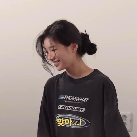 suzychanluv's tweet photo. 수지선배 단체로 MT나 이런 곳 갈 땐 후리~한 티셔츠 입다가 둘이 만날땐 너 보려고 새티셔츠 꺼내입었다고 할 것 같은 여친미 있음 https://t.co/53Xu2hX4Qj