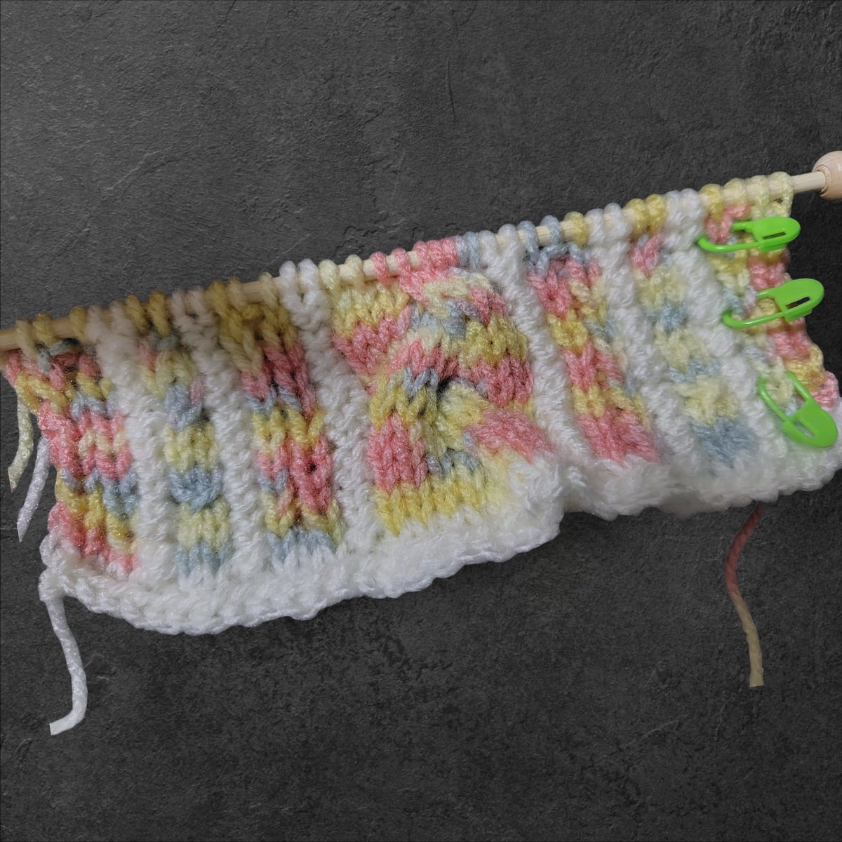 横糸渡しで編むのは初めてなのですが、白いところは裏編みなのに盛り上がってしまうのはなんでなんでしょうか
若干白い糸のほうが太いからなんですか？🤔
わかる方いましたら教えてください😭
編み込みのようにするのは諦めて縦糸渡しにしたほうが綺麗になるのでしょうか
#編み物