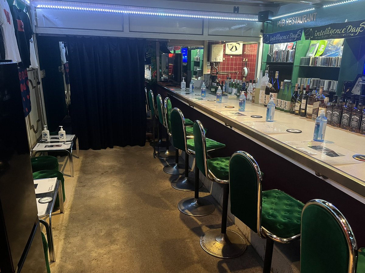 ノーゲスト〜！

あ、そうか、quantumの立川か！？

そりゃ仕方ないさ^_^

明日は誰か来てくれたら嬉しいです！
店内の掃除とCDなどの整理で綺麗になりましたよ〜

#TMNETWORK 
#TMN
#tmbar