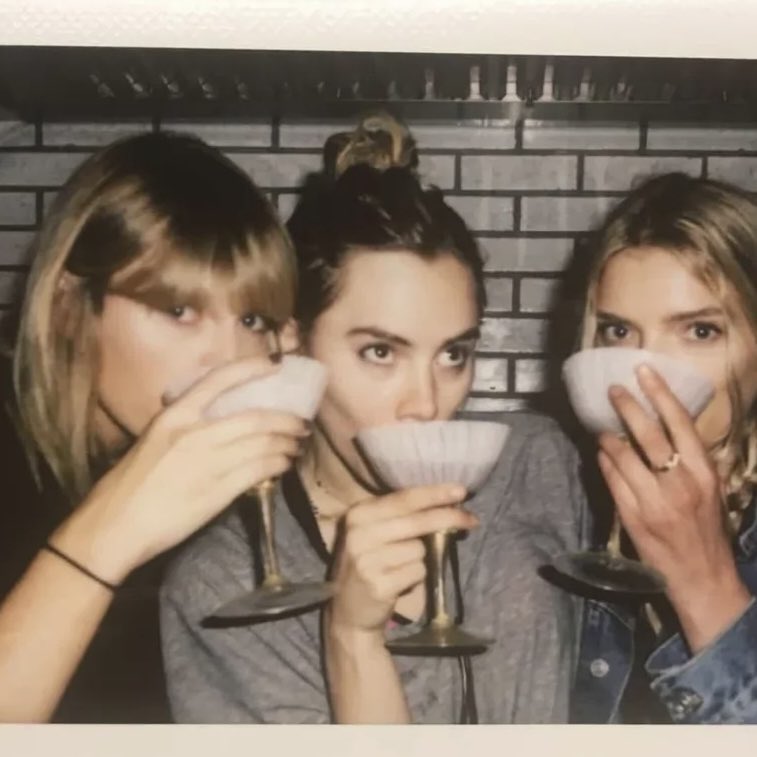 theTSupdates's tweet image. 📸| Suki Waterhouse shared a never-seen-before picture with Taylor Swift back in 2016 via her private IG account (@/modelactressshitposter)