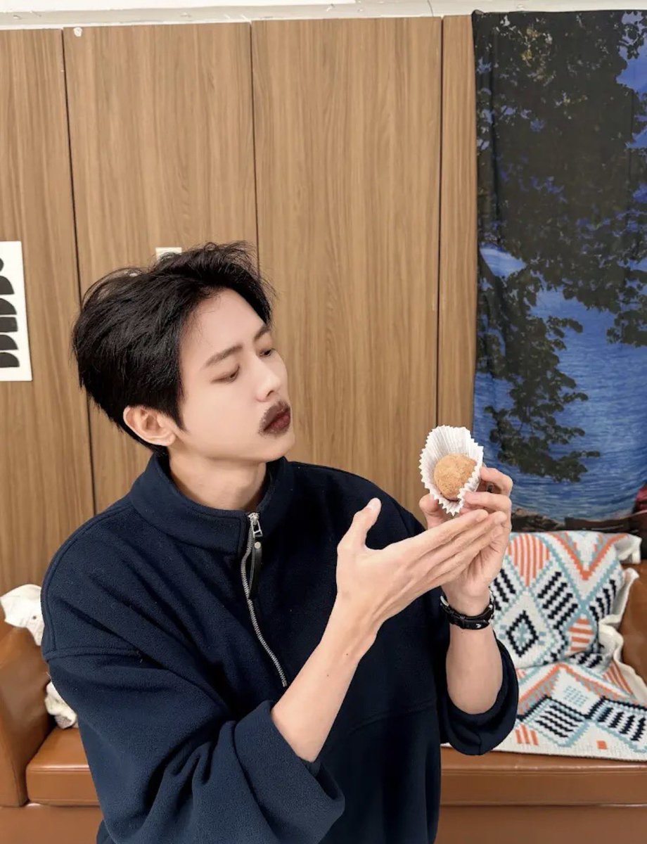 아 쪼매난 두쫀쿠 양손으로 들고 사진 찍는 거 부터 귀여움 두쫀쿠 주우재가 되…