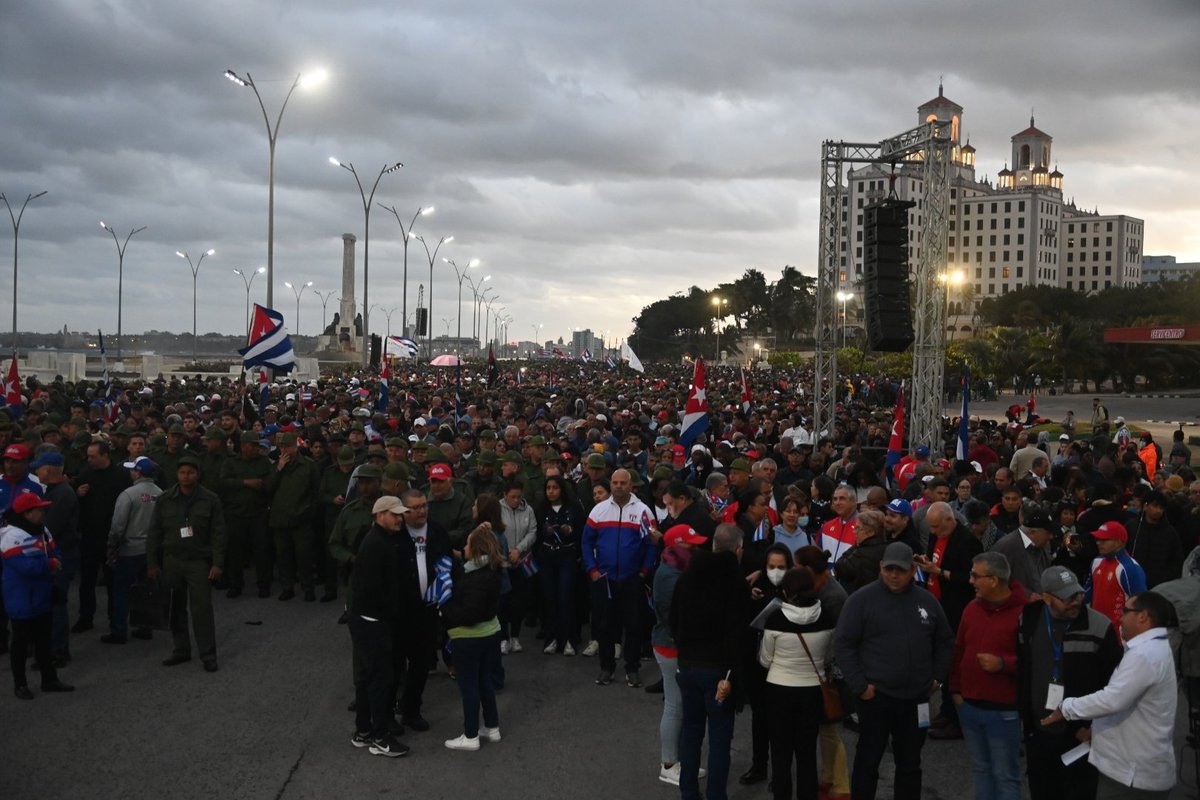 🇨🇺| #Cuba rinde honores a sus 32 héroes caídos en el criminal ataque de EE.UU a #Venezuela. 

Vuelven a ser los predios de la Tribuna Antimperialista, histórico espacio de la Revolución, lugar de denuncia y respaldo a la causa cubana, latinoamericana y caribeña.

#HonorYGloria