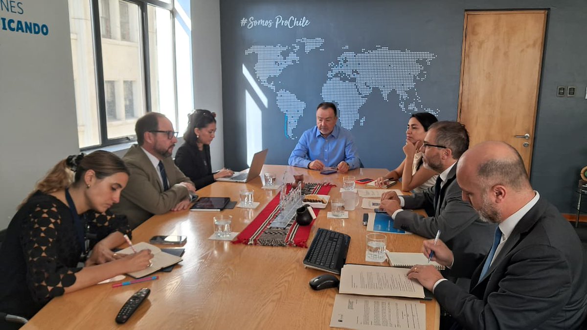 ProChile's tweet image. Director General de ProChile, Ignacio Fernández se reúne con el Viceministro de Comercio Exterior e Integración de Bolivia, Rodrigo Arce con el objetivo de fortalecer la cooperación y el intercambio comercial bilateral, mediante acciones conjuntas de promoción 🇨🇱🇧🇴
