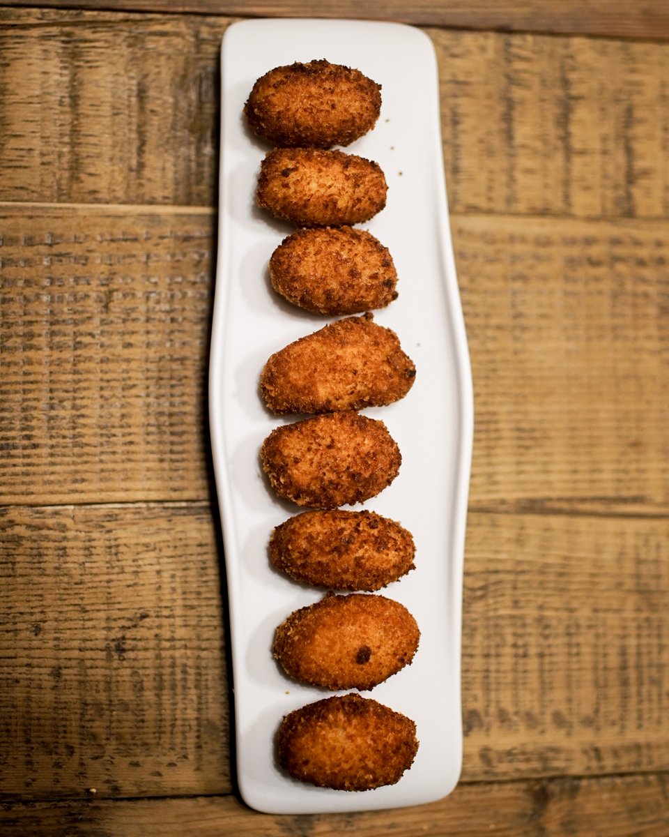 Hoy es el día para rendir homenaje a ese crujido tan perfecto.

Al morderlas, esa cremosidad que se deshace en tu boca, el momento de felicidad que solo una buena ración puede darte.

Ven a La Capilla de Sukaldean y disfruta de ese sabor tan auténtico.

Feliz Día de la Croqueta