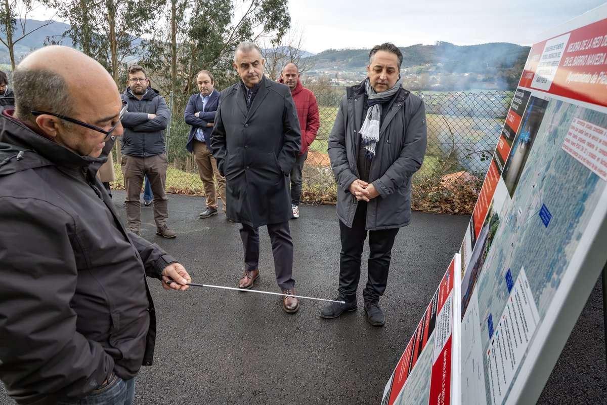 cantabriaes's tweet photo. .@media_roberto inaugura las obras de renovación de la red de abastecimiento de agua del barrio #Naveda #Quijano
El consejero explica que los trabajos han contado con una inversión de 87.500€ y han permitido la renovación de 600 metros de tuberías
ℹ️ https://t.co/GAorqDwHC9 https://t.co/imfKipb2Io