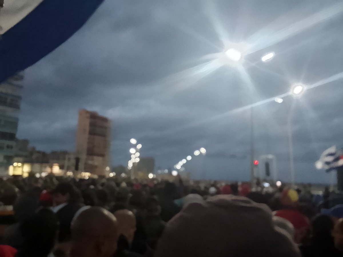 El dolor no detiene a un pueblo acostumbrado a vivir sin miedo, nuestros 32 héroes son fuentes de luz e inspiración, por ellos #EstamosDeVerdeOlivo
#HonorYGloria
#CubaHonra
💪🇨🇺