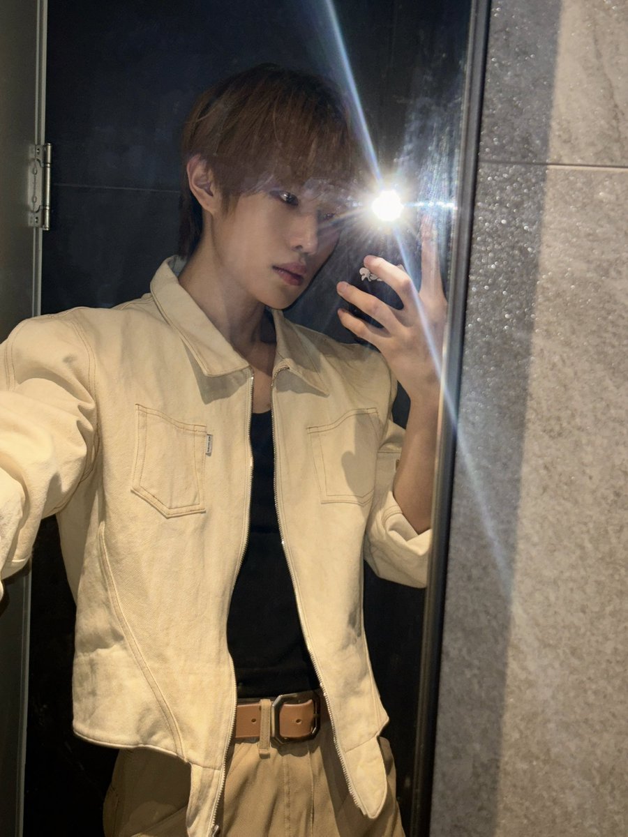 Acaremgz's tweet image. จองบินบอกว่ากำลังทำงานตามตารางอยู่ 😊 วันนี้หล่อมากเลย #JUNGBIN #POW