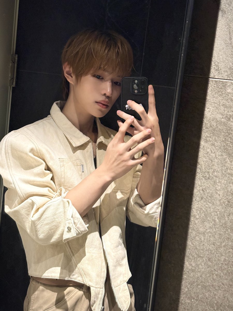 Acaremgz's tweet image. จองบินบอกว่ากำลังทำงานตามตารางอยู่ 😊 วันนี้หล่อมากเลย #JUNGBIN #POW