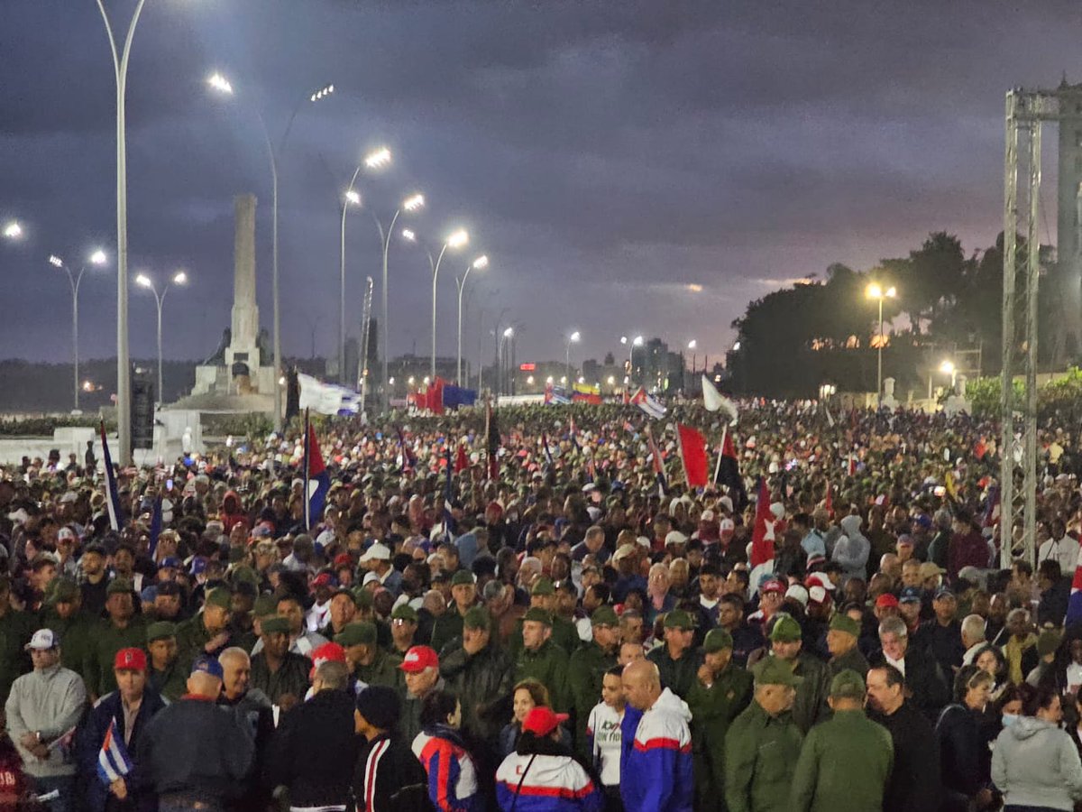 Desde horas tempranas, y tras una jornada de reafirmación del compromiso con la Patria, habitantes de la capital se concentran en la Tribuna Antiimperialista para iniciar la Marcha del Pueblo Combatiente.

#HonorYGloria #CubaEsCoraje