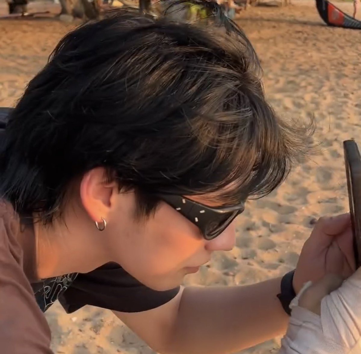 TharineePooH's tweet image. พบเด็กตั้งใจถ่ายพระอาทิตย์ตกทะเล1อัตรา😎

IG : gulfkanawut
@bbrightvc #bbrightvc
@gulfkanawut #GulfKanawut