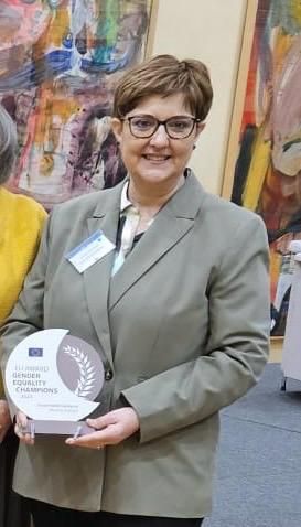CSIC's tweet photo. El #CSIC lamenta profundamente el fallecimiento de Carmen Mayoral, científica titular en el @ICB_CSIC, donde desarrolló una sólida trayectoria investigadora

Fue vicepresidenta de la Comisión de Mujeres y Ciencia del #CSIC y desempeñó un papel clave en las políticas de igualdad. https://t.co/v3CXrg3qWw
