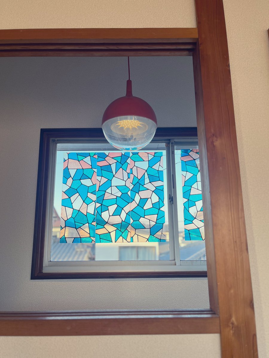 _theLSM's tweet image. 今日は荷物6往復して天井と壁の下地確認
古い家は現代建築常識など通用しない
前任者が貼ったステンドグラス風シール剥がすか迷い中。たぶん剥がすけど笑