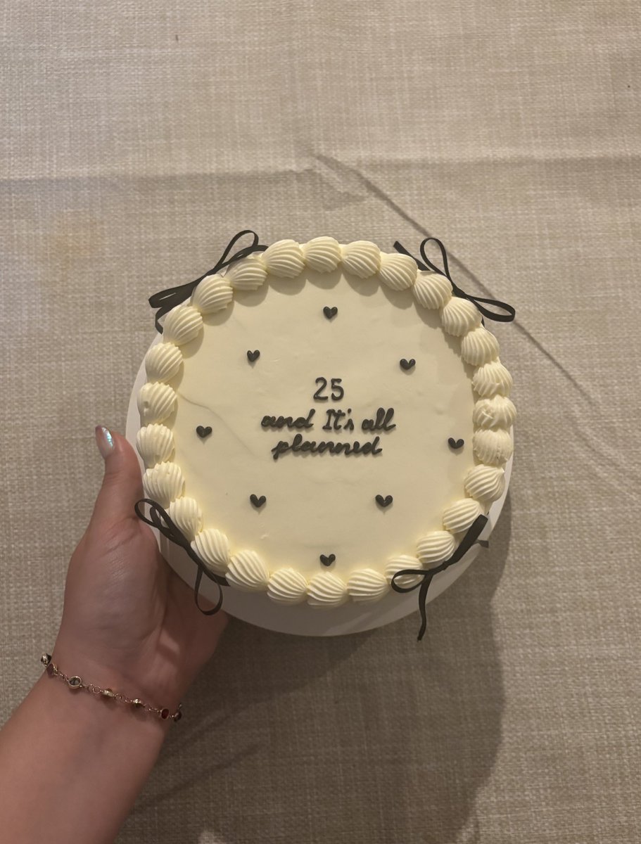 steIIouIas's tweet image. new album in 8 days but i'm still stuck in jly