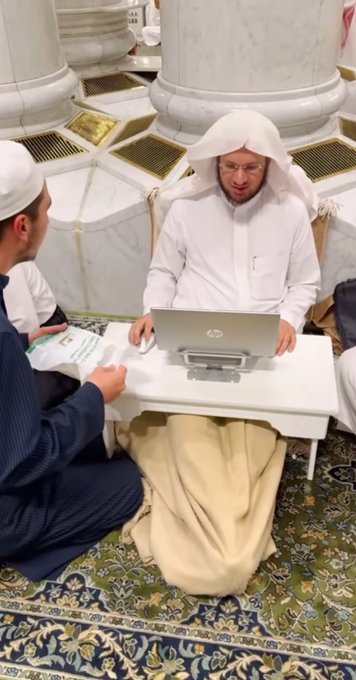كلنا يشوف مقاطع للشيخ عبدالمحسن القاسم وهو عاكف على جهازه بالحرم ومشتغل به.
تدري لماذا؟
أنظر لهذه الصورة.
الشيخ يستحق لقب(المحقق المؤلف) نفع الله به، وللعلم الشيخ شرح اغلب المتون الموجودة يعني تحقيق وشرح.