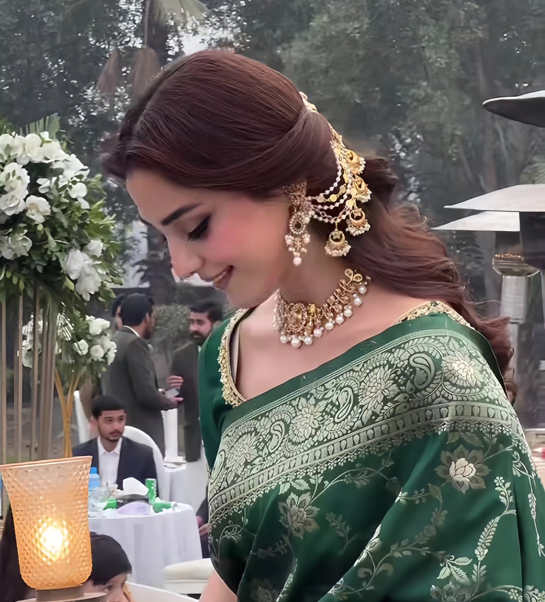 blushdiary's tweet image. maya is looking so haseen at hina and taimoori's wedding ✨️