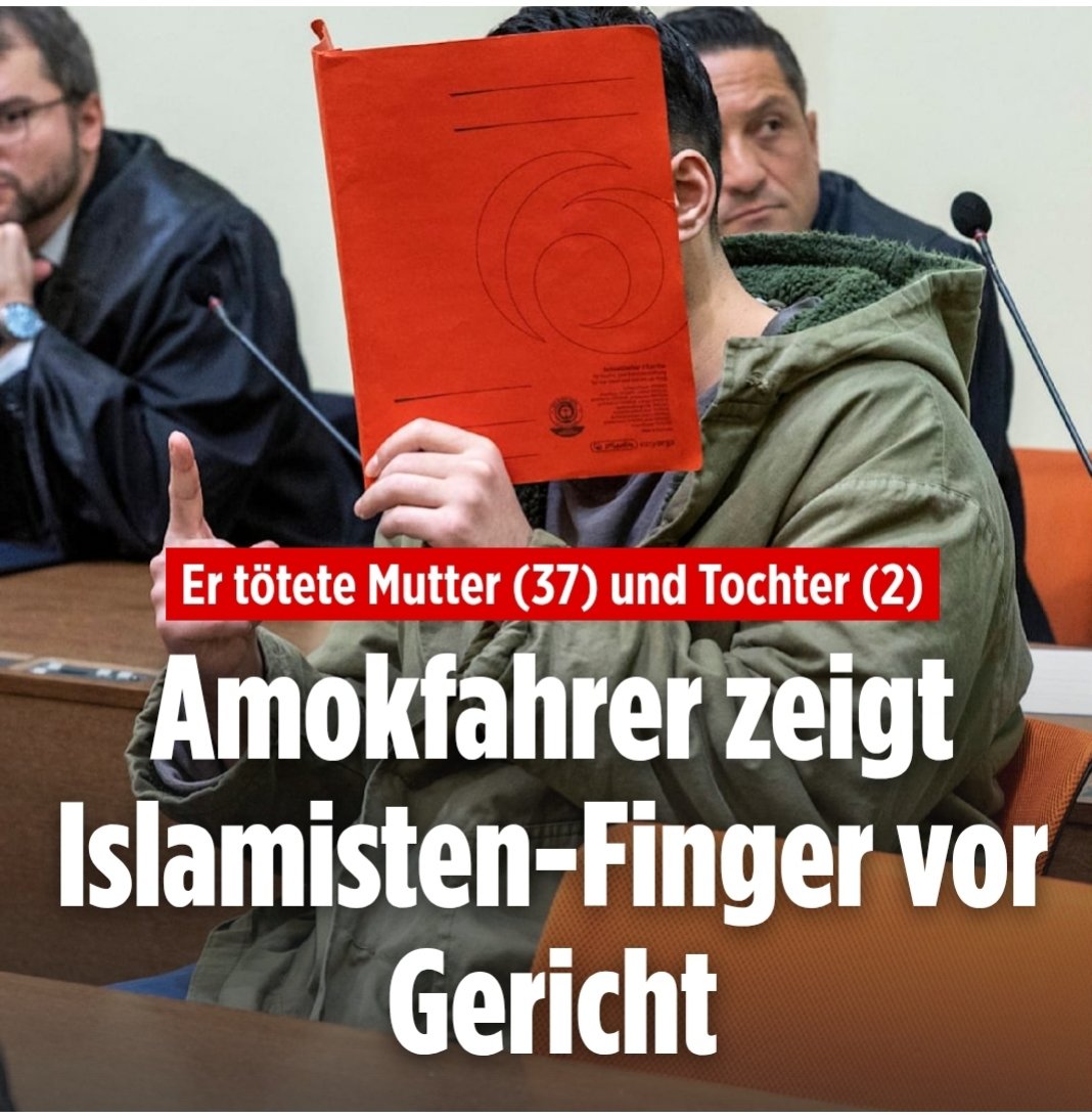 Was für eine Verhöhnung der Opfer! Der aus Afghanistan stammende Fahad Noori, der bei einer Amokfahrt in München, eine Mutter (37) und ihre Tochter (2) getötet hat, zeigt insgesamt 4 mal während der Verhandlung den Islamisten-Finger, der als Ausdruck ihrer Radikalität benutzt