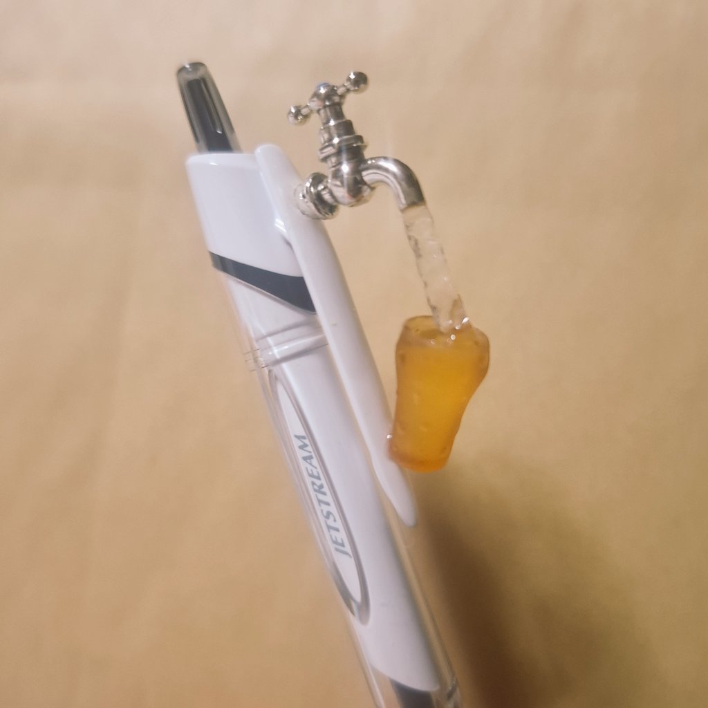 handmade yukiさん(<a href="/HandmadeYuki/">handmade yuki☆</a>)の蛇口ボールペンが届きました🫗
水の質感がすごい！コップの水滴もリアル
今の時期見ると凍って見える😂