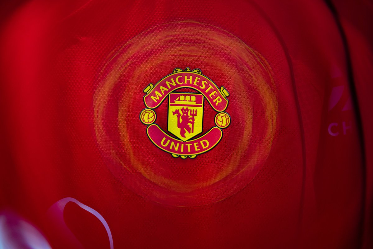 UtdDistrict's tweet image. 🚨 | #mufc have held talks with a SECRET midfielder in the last 24 hours for a short-term loan:

- They have Premier League experience
- They play OUTSIDE England
- They play IN Europe
- It's not Rúben Neves

[@JacobsBen/@terryflewers]