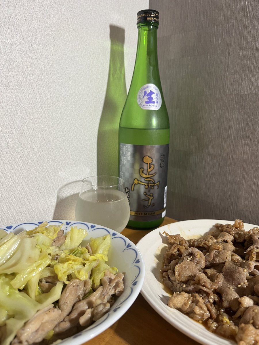 メタリックラベルが勇ましい✨
フレッシュなメロンの香り。
優しい甘みでジューシーで瑞々しくフレッシュな口当たり。喉越しはキリッとスッキリドライ！どんなアテにも合いそう！
セセリのガリバタ炒め、豚小間ジャンタレ炒めと共に🍶
#正雪 #純米吟醸 #別撰 #PREMIUM #静岡県静岡市 #神沢川酒造場