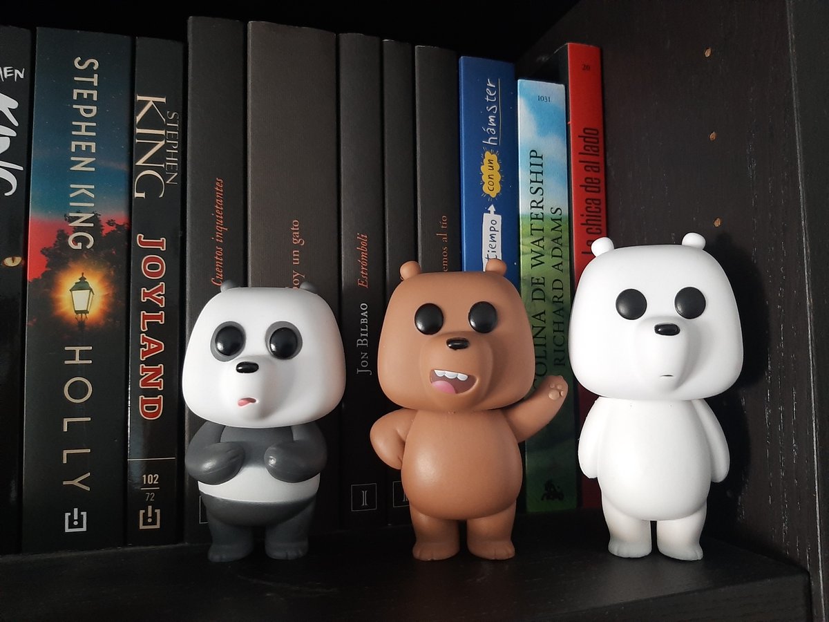 Aún no os enseñé los funkos que me regalaron por reyes. Ellos son Panda, Pardo y Polar, los personajes de "Somos osos", una serie cartoon la mar de simpática. Me encanta cómo quedan en la estantería. 😊

#funko #funkos #funkopop #funkopops #serie #cartoon
