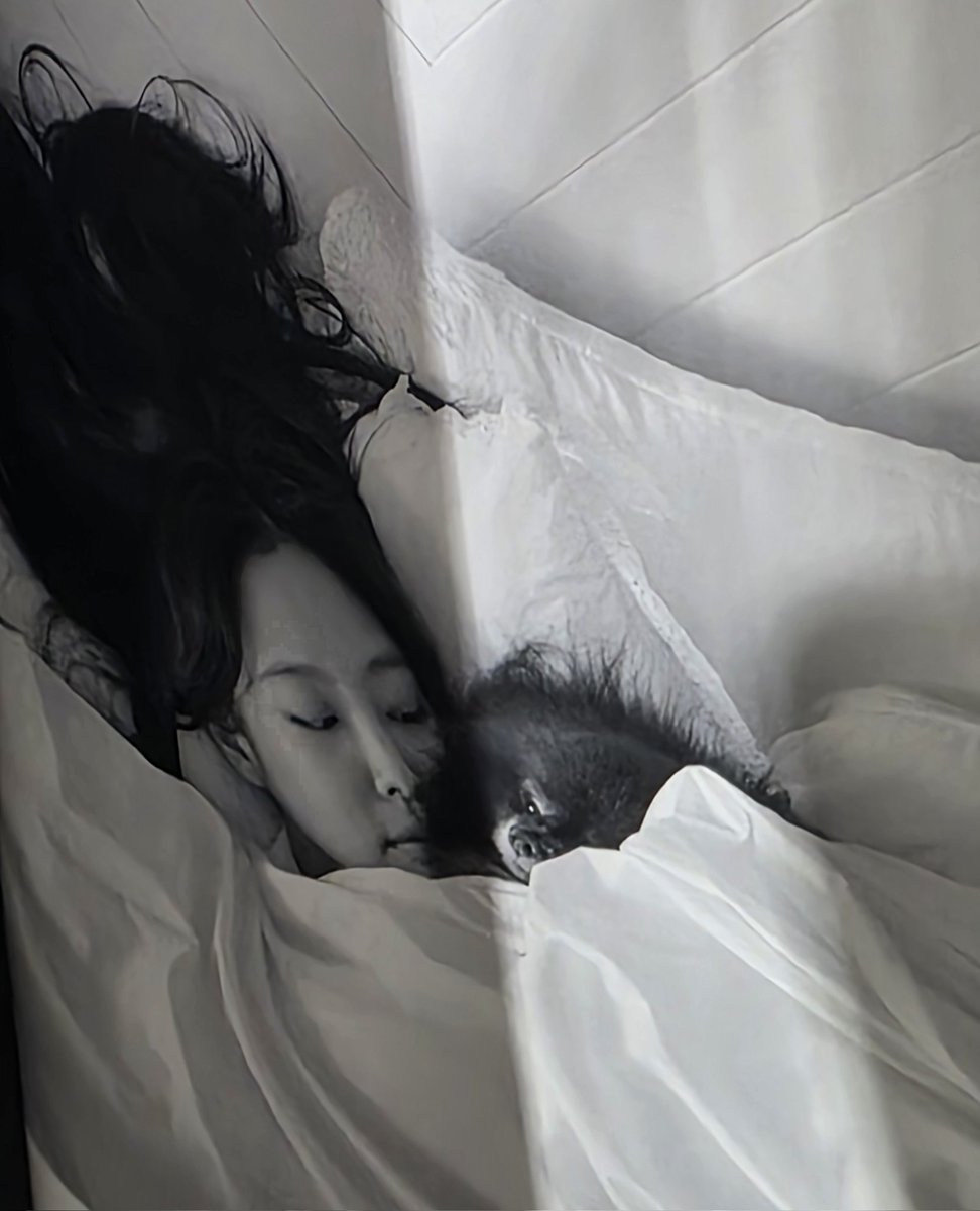 MYidisecrets's tweet image. 제니 전시회 젠시회 후기

젠탄일 젠시회 다녀와서 행복했어요.
제니언니는 항상 자기를 좋아하는 사람에게 계속 좋아해도 되는 이유를 덧붙혀줌

피스 1 2 3 중, 무드는 1 색감은 2 영상은 3이 좋았다

쿠마랑 제니 나오는 순간 18솔로런던제니인줄 알앗음ㅠㅠ

아웃트로 영상과 좌측에 전시회에…