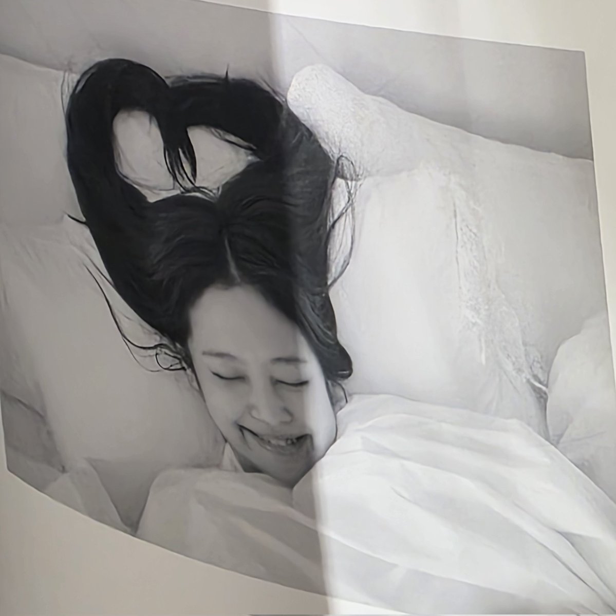 MYidisecrets's tweet image. 제니 전시회 젠시회 후기

젠탄일 젠시회 다녀와서 행복했어요.
제니언니는 항상 자기를 좋아하는 사람에게 계속 좋아해도 되는 이유를 덧붙혀줌

피스 1 2 3 중, 무드는 1 색감은 2 영상은 3이 좋았다

쿠마랑 제니 나오는 순간 18솔로런던제니인줄 알앗음ㅠㅠ

아웃트로 영상과 좌측에 전시회에…