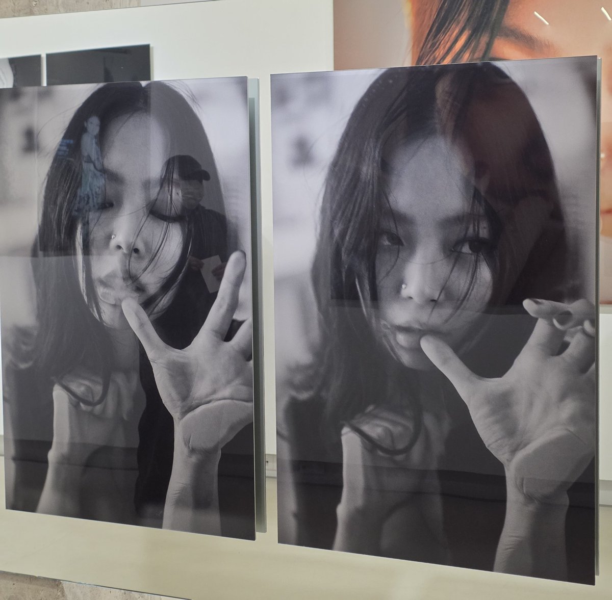 MYidisecrets's tweet image. 제니 전시회 젠시회 후기

젠탄일 젠시회 다녀와서 행복했어요.
제니언니는 항상 자기를 좋아하는 사람에게 계속 좋아해도 되는 이유를 덧붙혀줌

피스 1 2 3 중, 무드는 1 색감은 2 영상은 3이 좋았다

쿠마랑 제니 나오는 순간 18솔로런던제니인줄 알앗음ㅠㅠ

아웃트로 영상과 좌측에 전시회에…