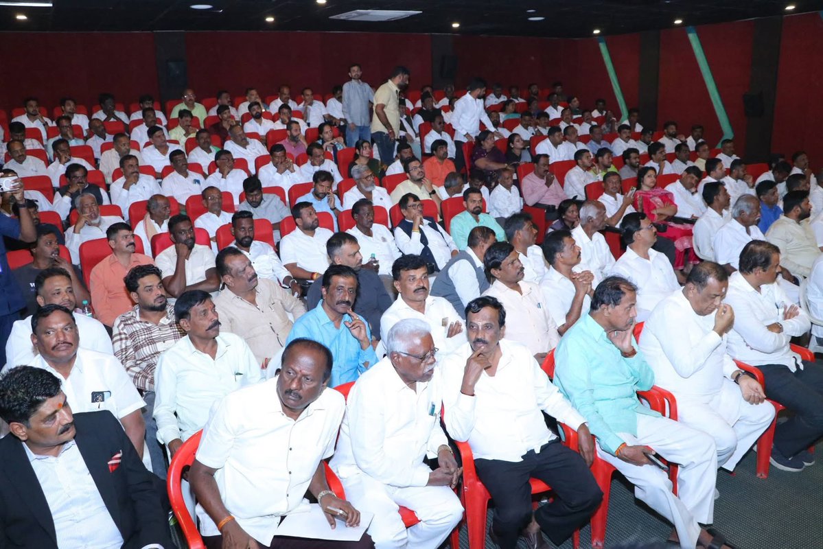 ಪಕ್ಷದ ರಾಜ್ಯ ಕಚೇರಿ ಜೆ.ಪಿ.ಭವನದಲ್ಲಿ ಮಾನ್ಯ ಶ್ರೀ <a href="/H_D_Devegowda/">H D Devegowda</a> ಅಪ್ಪಾಜಿಯವರ ನೇತೃತ್ವದಲ್ಲಿ ಹಾಗೂ ಮಾನ್ಯ ಶ್ರೀ <a href="/hd_kumaraswamy/">ಹೆಚ್.ಡಿ.ಕುಮಾರಸ್ವಾಮಿ | HD Kumaraswamy</a> ಅವರ ಅಧ್ಯಕ್ಷತೆಯಲ್ಲಿ ನಡೆದ ಮಹತ್ವದ ಸಭೆಯಲ್ಲಿ ಭಾಗವಹಿಸಿದೆ.ರಾಜ್ಯದ ಪ್ರಸ್ತುತ ರಾಜಕೀಯ ಸ್ಥಿತಿ ಬಿಬಿಎಂಪಿ ವ್ಯಾಪ್ತಿಯ ಪಾಲಿಕೆ ಚುನಾವಣೆಗಳ ಪೂರ್ವಸಿದ್ಧತೆ ಪಕ್ಷದ ಸಂಘಟನಾ ಬಲವರ್ಧನೆ ಚರ್ಚೆ ನಡೆಯಿತು