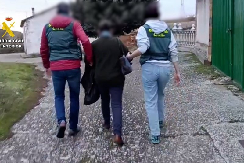 Detenidos por segunda vez en #Burgos una falsa doctora y su hijo por recetar sin licencia y prescribir terapias inventadas.

Habrían recibido 285.000 euros por transferencias en los últimos siete años.

web.guardiacivil.es/es/destacados/…