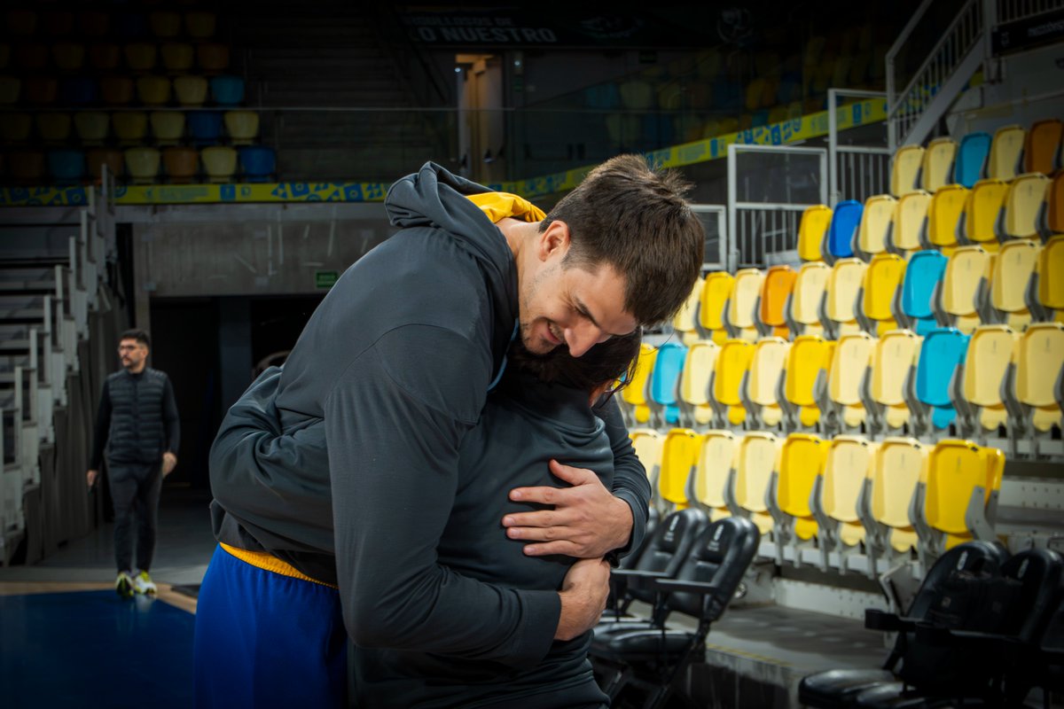 GranCanariaCB's tweet photo. 🤩 Con las mochilas llenas de ilusión.
✨ Nuestros chicos del #ProyectoSuma viajan ya a Valencia para la #CopaCampeones. Antes, baño de cariño con el primer equipo en la pista principal.
🔥 #VamosGranca https://t.co/wtjbqiuS9C