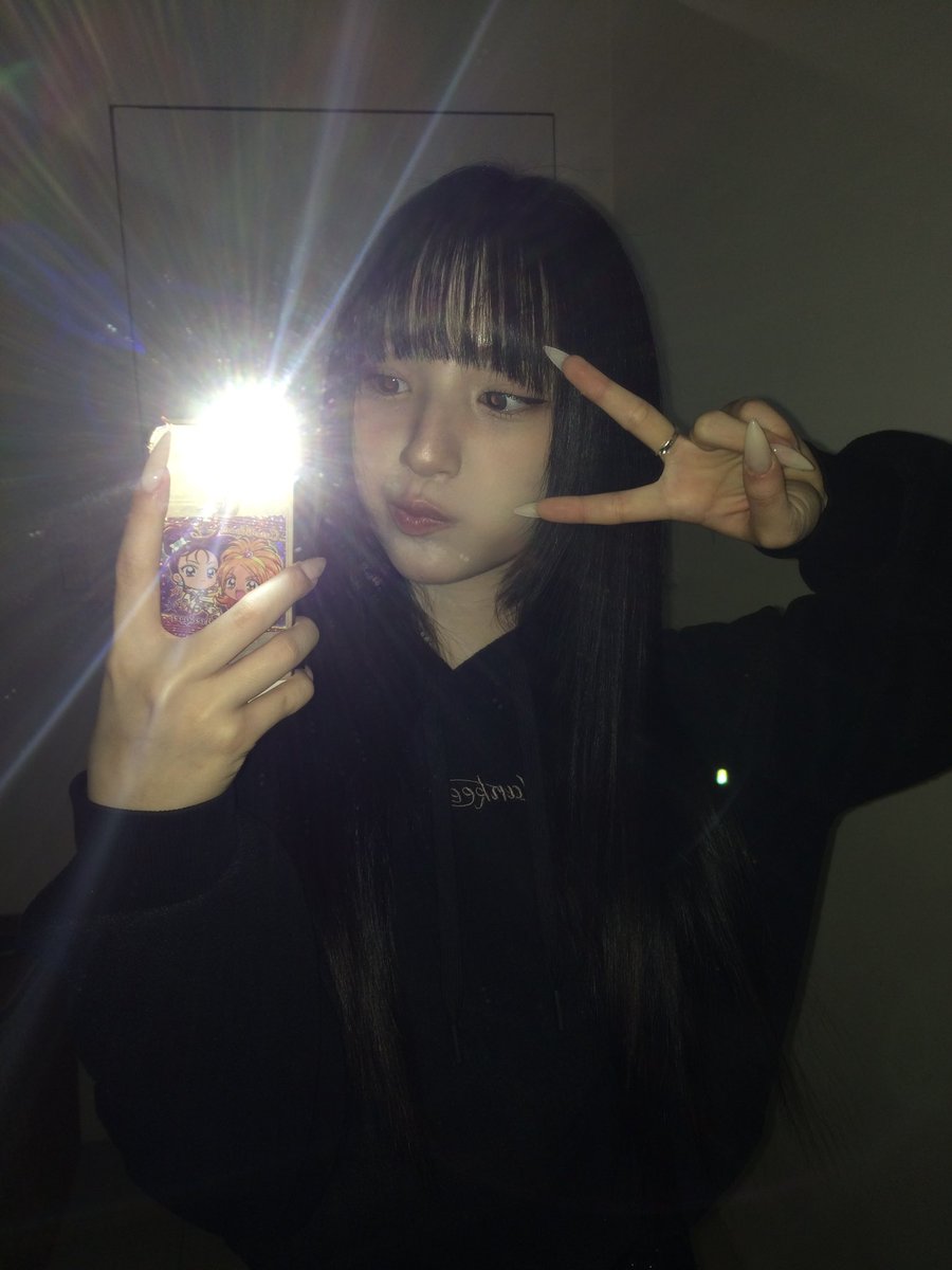 UNIS_offcl's tweet photo. 브이 <333

#UNIS #유니스
#YUNHA #방윤하 https://t.co/Op0iD9NhDq