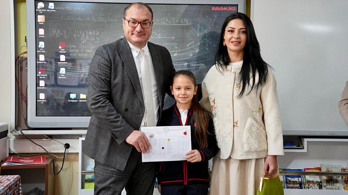 Kaymakam Ali ARIKAN ve eşi Ayşegül ARIKAN, Belediye Başkanı Derviş Aynacı, İlçe Milli Eğitim Müdürü Mehmet Ali Keleş ile birlikte, yarıyıl tatili nedeniyle karnelerini alan öğrencilerimizin karne törenine katılarak, karne sevincine ortak oldu.