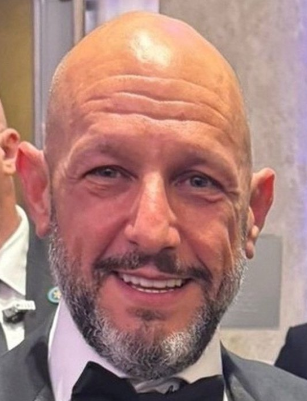 Scaturicce, socio de Santiago Caputo y dueño de una de la peores empresas del pais: Fly Bondi, el tipo metió 20 valijas en ezeiza sin que lo revisen y trabaja para la SIDE.
De policía Bonaerense a millonario. A este no lo invetiga Clarin ni Comodoro Py.