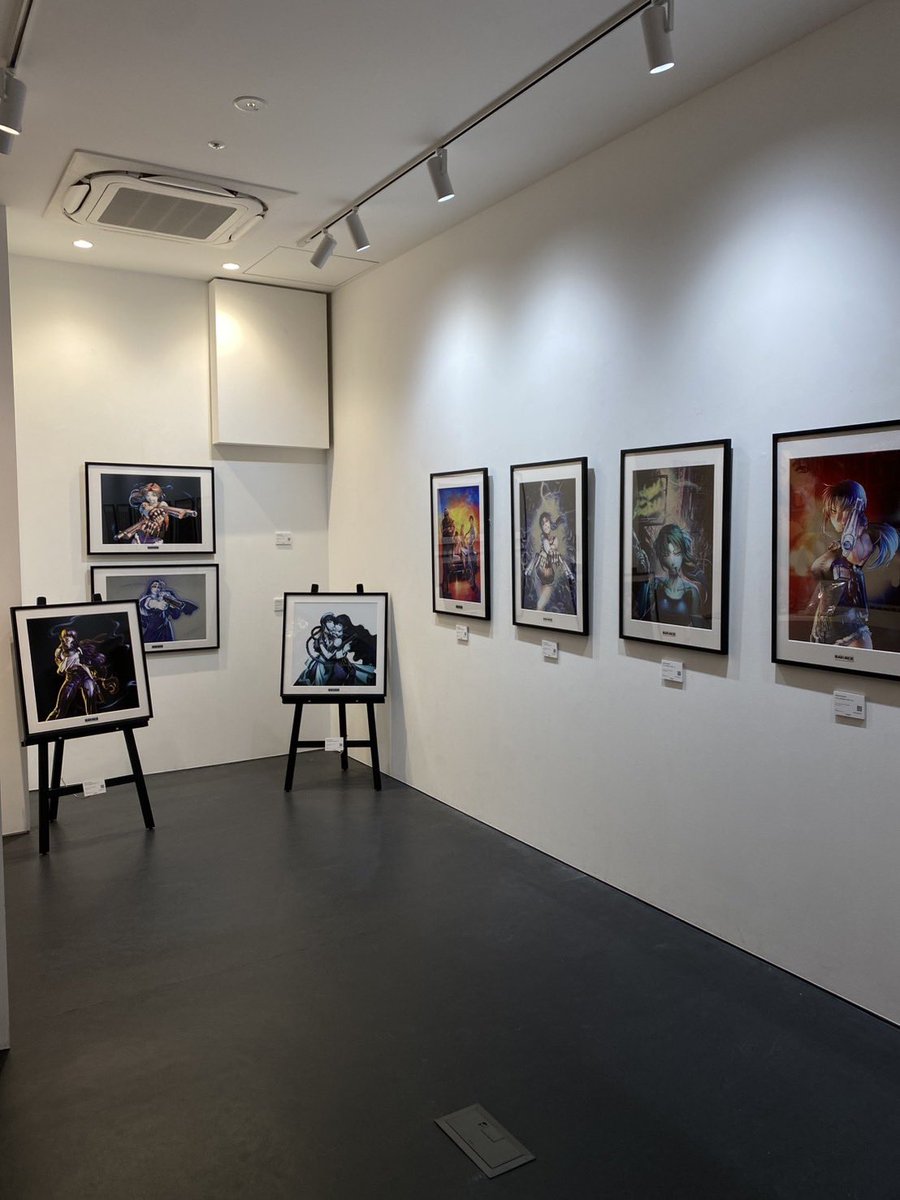 仕事の合間に行ってきました
ブラックラグーンとヨルムンガンドはセリフ覚えるぐらい見た。一枚お迎えする事にしたけど選べない。