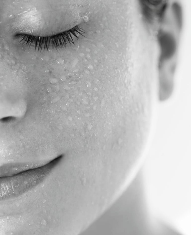 ～ Chöka ～  

Como un telón

la bruma sube y baja

y entra en escena

sirimiri que besa…

… besa mi cara

con cada gota helada.

Y me abandono

a las mil sensaciones

al respirar

besos pulverizados

en medio de este invierno.

#ViernesDePoesia #chöka