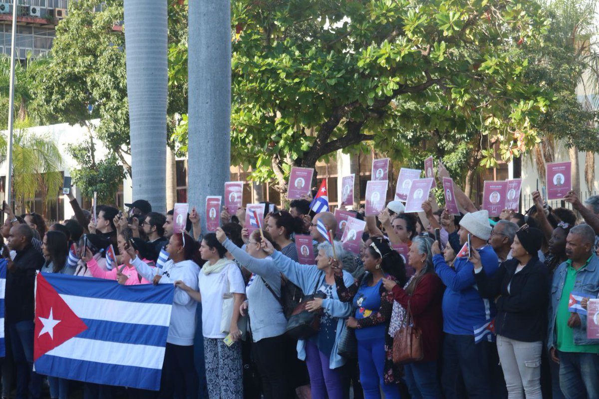 🇨🇺🌹 Homenaje póstumo a los 32 combatientes caídos en Venezuela
La <a href="/UdeLaHabana/">Universidad de La Habana</a>, fiel a su historia y compromiso, une al pueblo habanero para honrar a quienes entregaron su vida por la Patria.

#SomosUH #OrgulloUH
