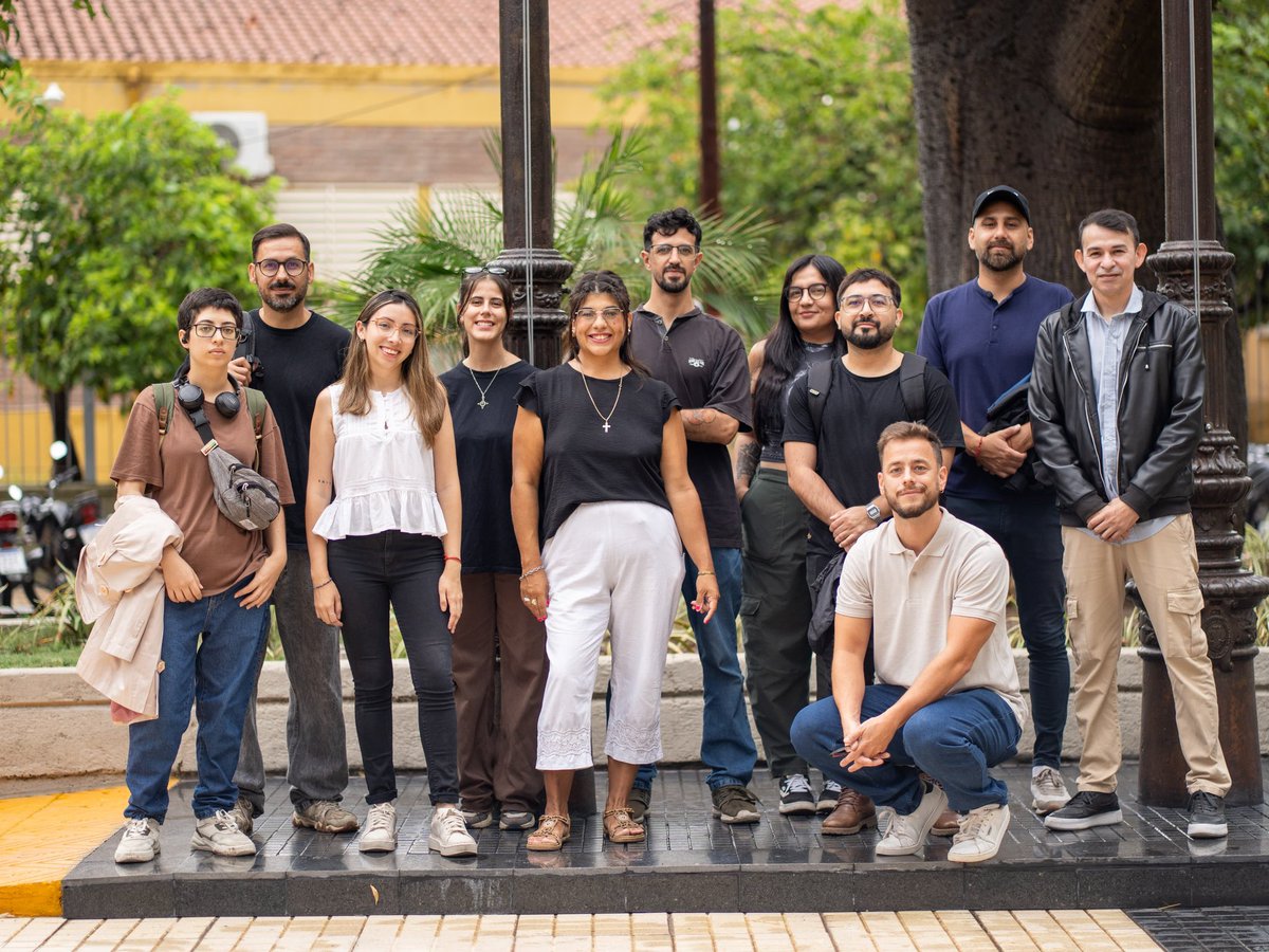 IZAMOS las BANDERAS junto a los equipos de POLÍTICAS Sanitarias, DISEÑO; PRENSA y DIFUSIÓN. 

¡GRACIAS por su tarea diaria y por acompañarnos hoy!