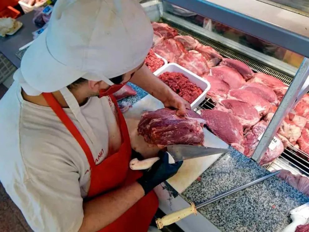 LT8am830's tweet image. #ElPrimero
"En 2025, el precio de la carne subió casi 60%, duplicando a la inflación. Hoy, nalga y cabeza de lomo cuestan unos $18000. No veo posible que baje, con estos niveles de exportación y de stock ganadero"
Juan Ramos, Soc. Carniceros
Vía @maxiklan
youtube.com/@laochoam830