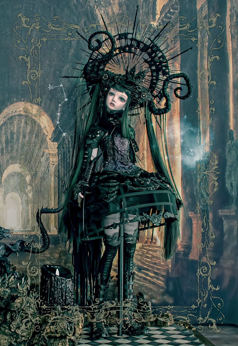 黒瑪瑙(ブラックオニキス)
2016年の作品です。

クリノリンの上に重ねたフリルたっぷりのオーバースカートや、
その上に纏う鎧、四角スパンコールをびっしりと縫い留めた腕のアーマーや肩当て、指甲套など衣装に力を注いぎました。
エレガントさを損なわないデザインをと試行錯誤した作品でした。