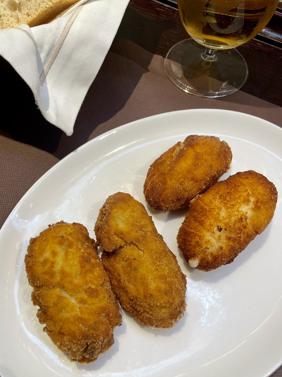 pbrionesmqz's tweet image. Celebrando el día de la croqueta con una de mis favoritas de Madrid.

Buen fin de semana y sean felices!