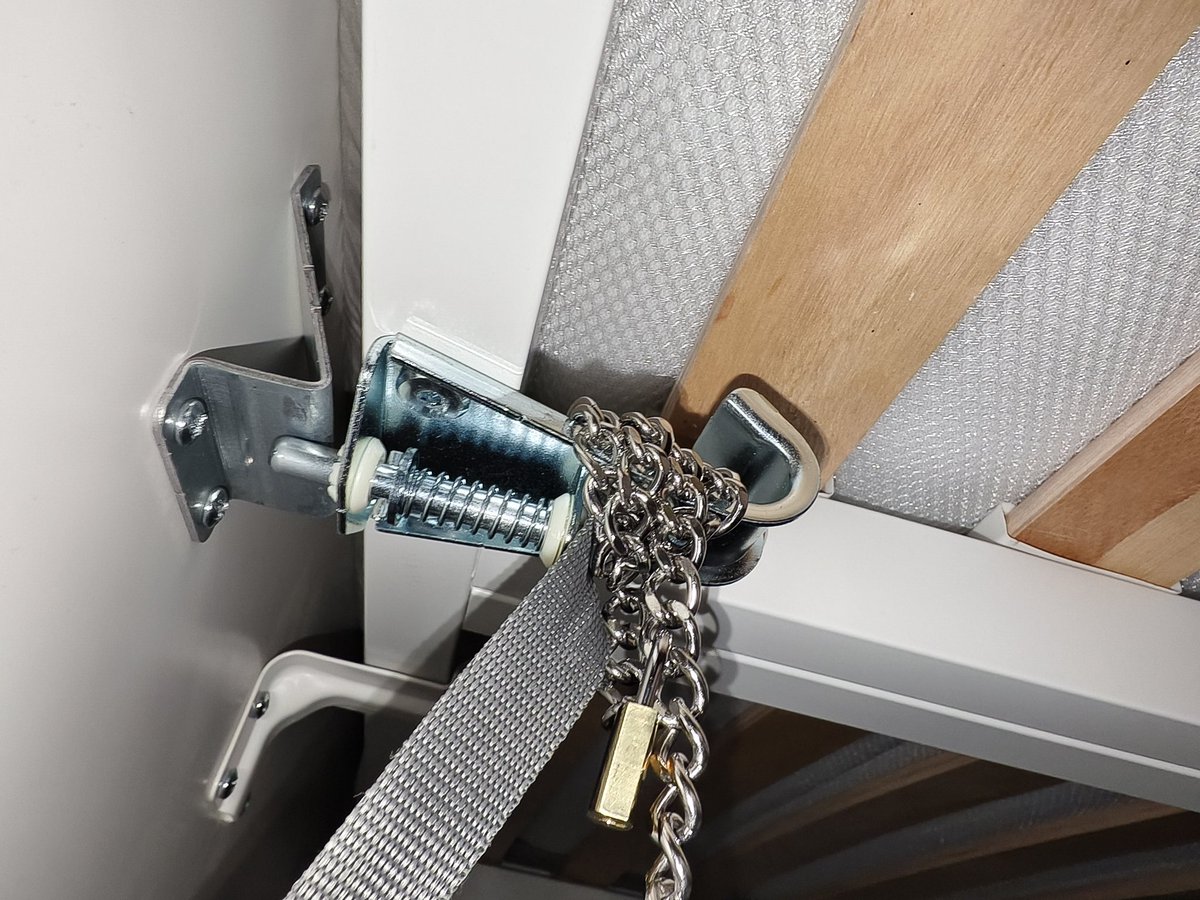 十六小时…
戴上了全套贞操带和郊狼
一边电击刺激一边被贞操带完全锁住…
很闷很热
基本没一点空间
在用鼻子打字
祝我好运（）